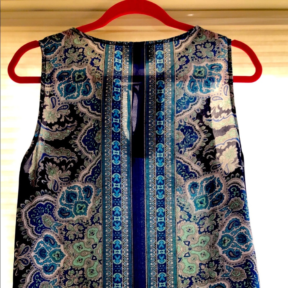 Sleeveless women’s top with string tie